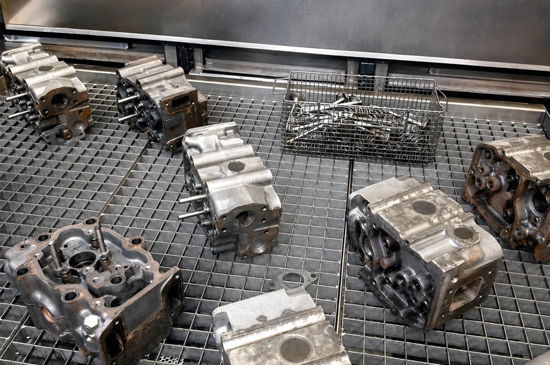 Ultrasoon reinigen van motorblokken Teus Vlot